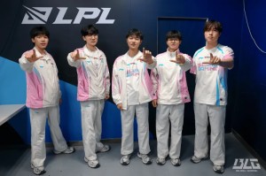 博鱼体育app下载-战胜WBG后，BLG发布队员合影：继续精进！